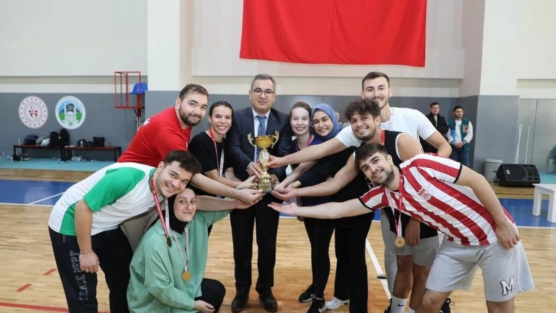 Sağlıkçılar voleybol turnuvasında buluştu