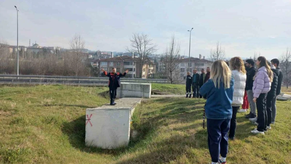 Sağlıkçılara arama kurtarma eğitimi