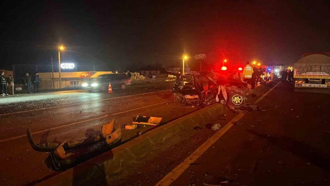 Sakarya'da kamyonla çarpışan otomobil hurdaya döndü: 2 ölü