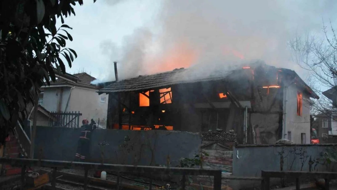 Sakarya'da korkutan yangın: İki katlı ev alev topuna döndü