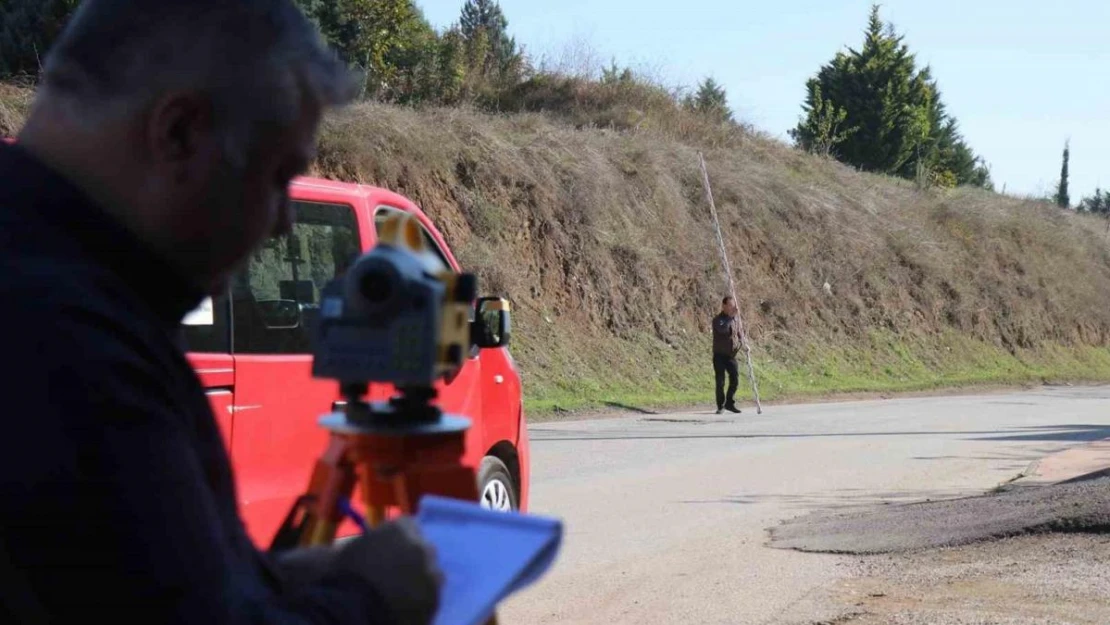 Sakarya'daki gizemli yol: Ayağını frenden çeken yokuş yukarı çıkıyor