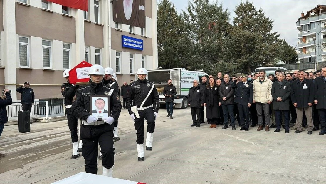 Sakarya'daki kazada şehit olan polis memuru Cengiz Parlak Merzifon'da defnedildi