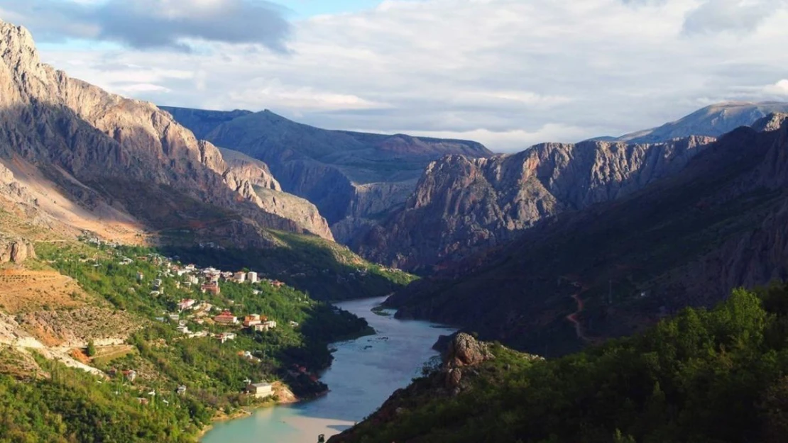 Sakin şehir Kemaliye, yaz aylarında ilçe nüfusunun 10 katı ziyaretçi ağırlıyor