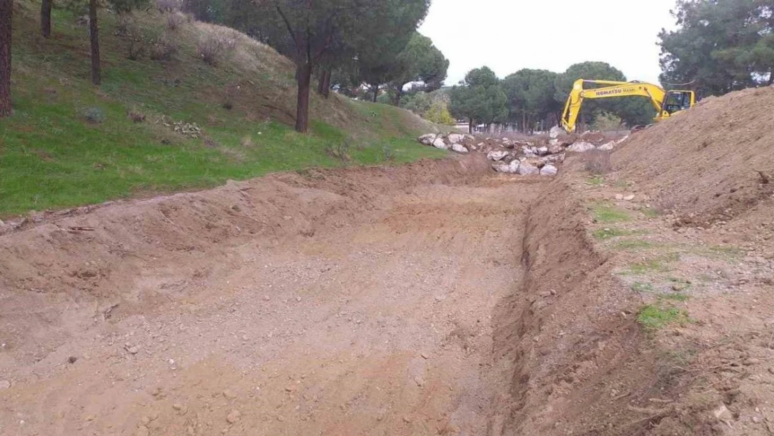 Salihli'de 2 kilometrelik dere temizlendi