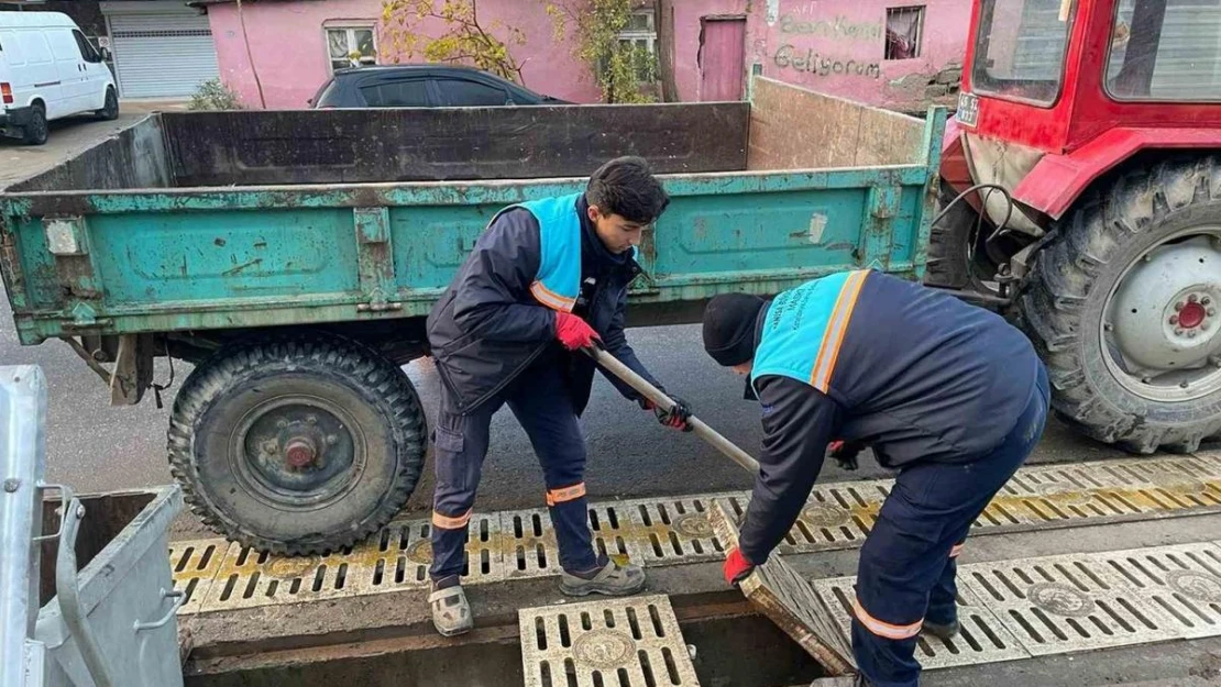 Salihli'de yağmur suyu ızgaraları temizleniyor