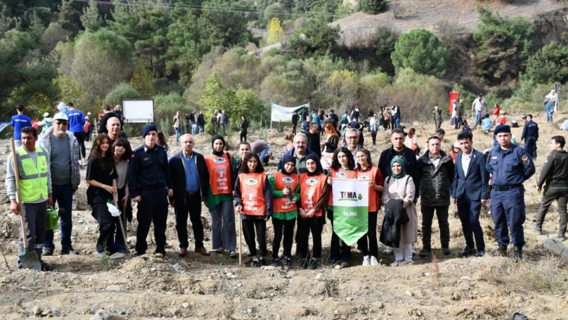 Salihli'de yüzlerce fidan toprakla buluştu