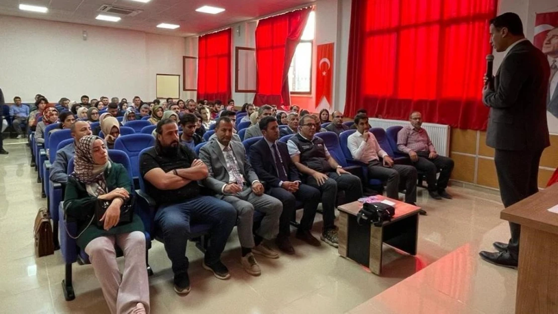 Samsat'taki okullarda kişisel gelişim konferansı verildi