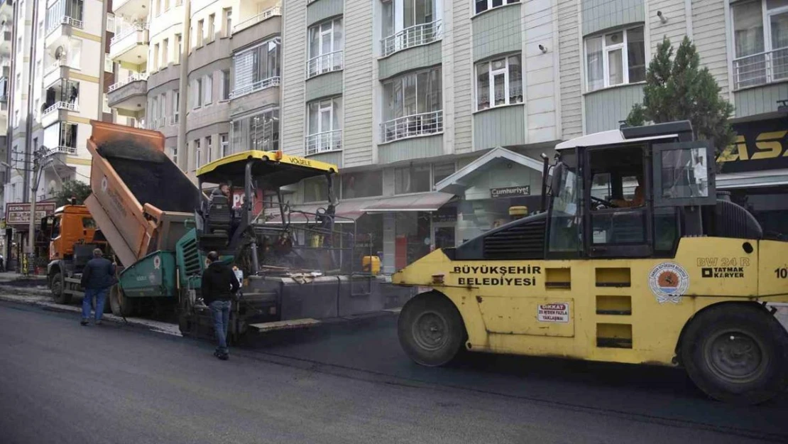 Samsun Büyükşehir, Bafra'da yolları sıcak asfaltla kaplıyor