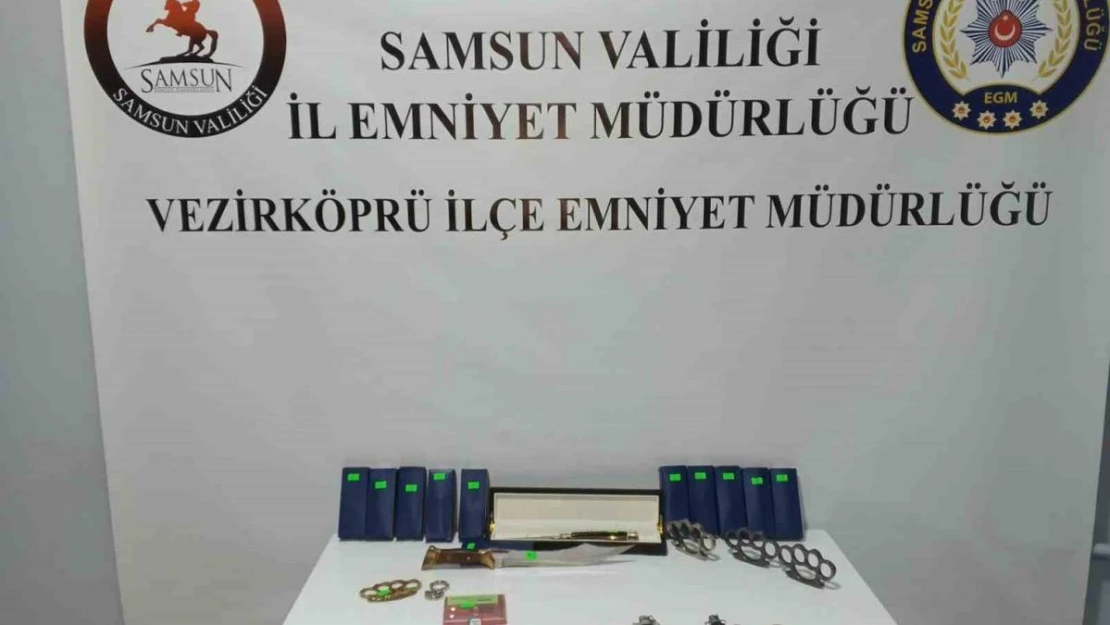 Samsun'da bir evde 30 sustalı bıçak ve 5 muşta ele geçirildi