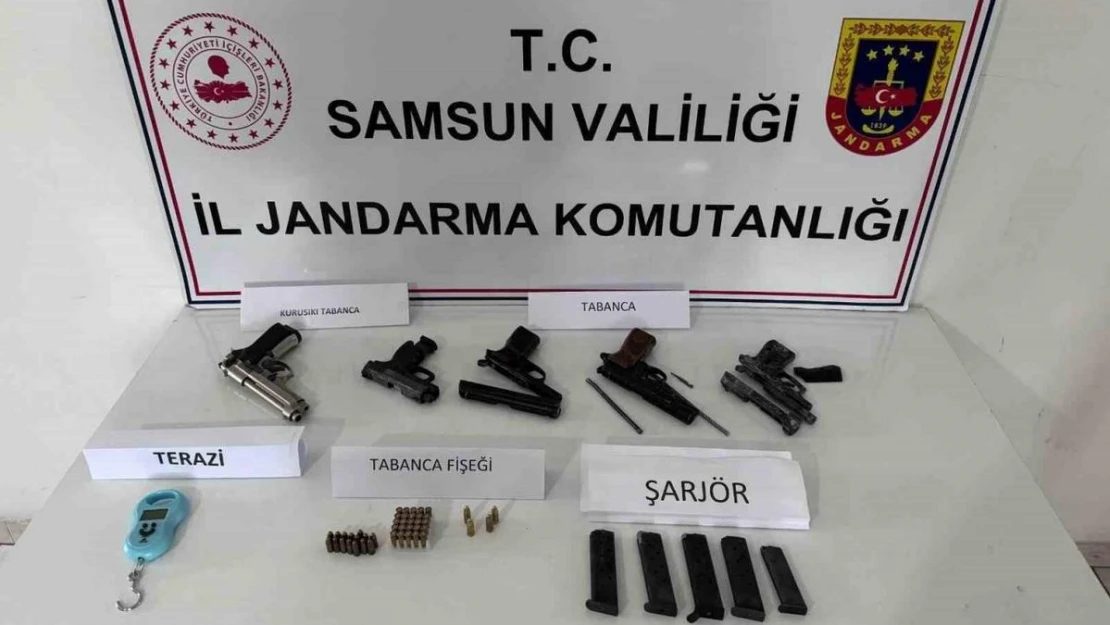 Samsun'da bir evde 5 tabanca ele geçirildi