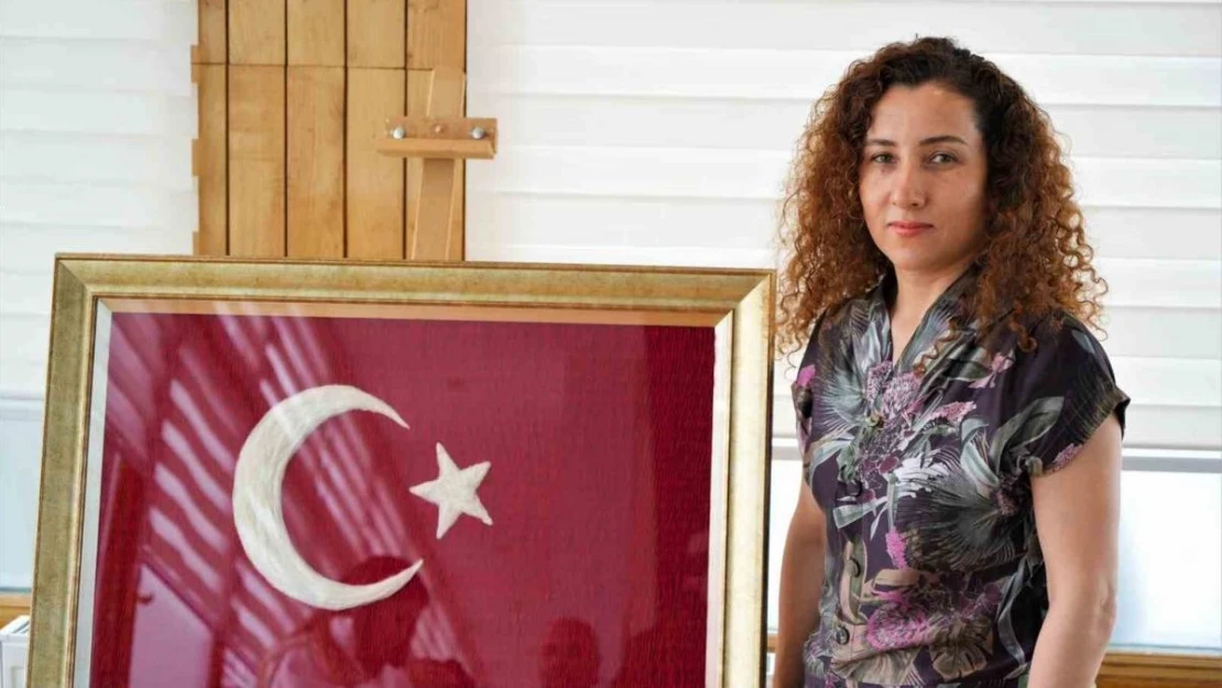 Samsun'da hemşire, Alper Gezeravcı'nın annesine vermek için kilim dokuma tekniği ile Türk bayrağı yaptı