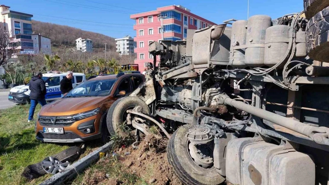 Samsun'da kavşakta kamyon ile otomobil çarpıştı: 2 yaralı