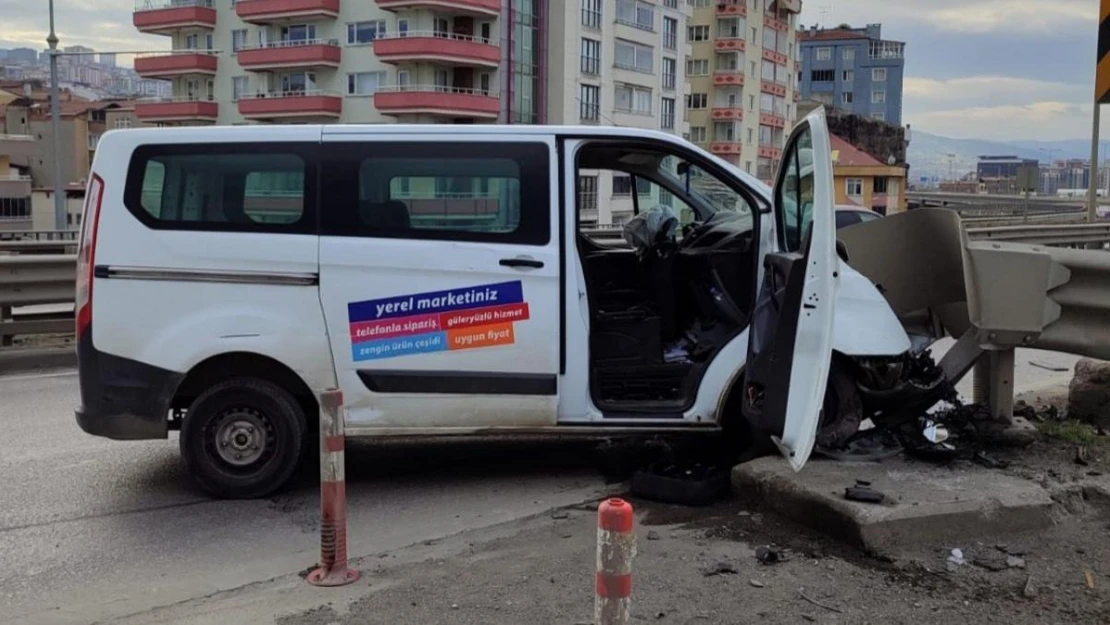 Samsun'da minibüs bariyere çarptı: 1 yaralı