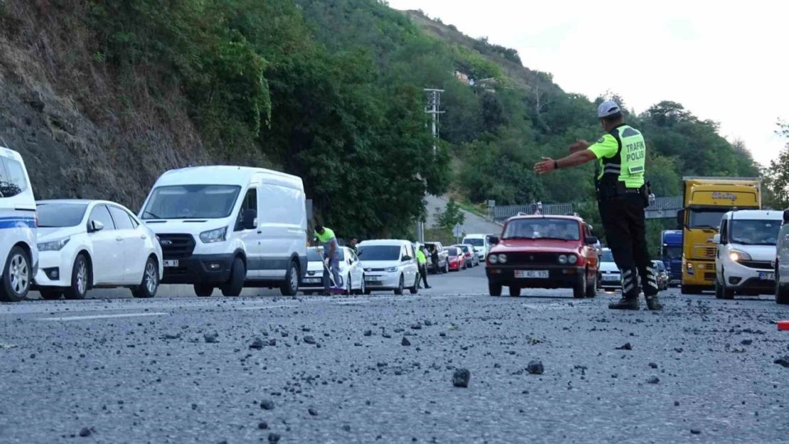 Samsun'da taş ocağında patlama: Yola savurulan taşlar araçlara isabet etti, 4 kişi yaralandı