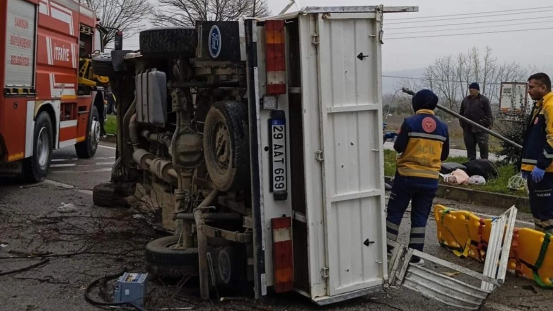 Samsun'da yoldan çıkan kamyon aydınlatma direğine çarptı: 4 yaralı