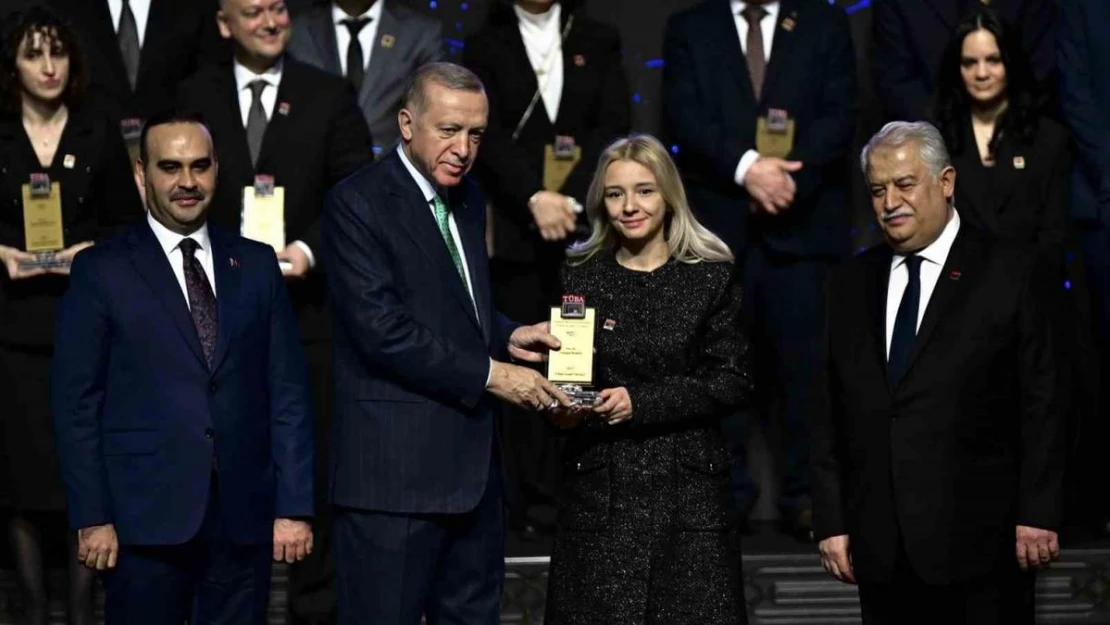 Samsunlu akademisyen ödülünü Cumhurbaşkanı Erdoğan'ın elinden aldı