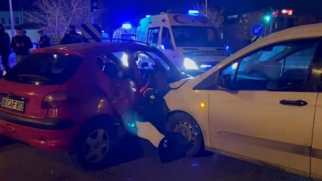 Sancaktepe'de iki araç kafa kafaya çarpıştı: 4 ağır yaralı