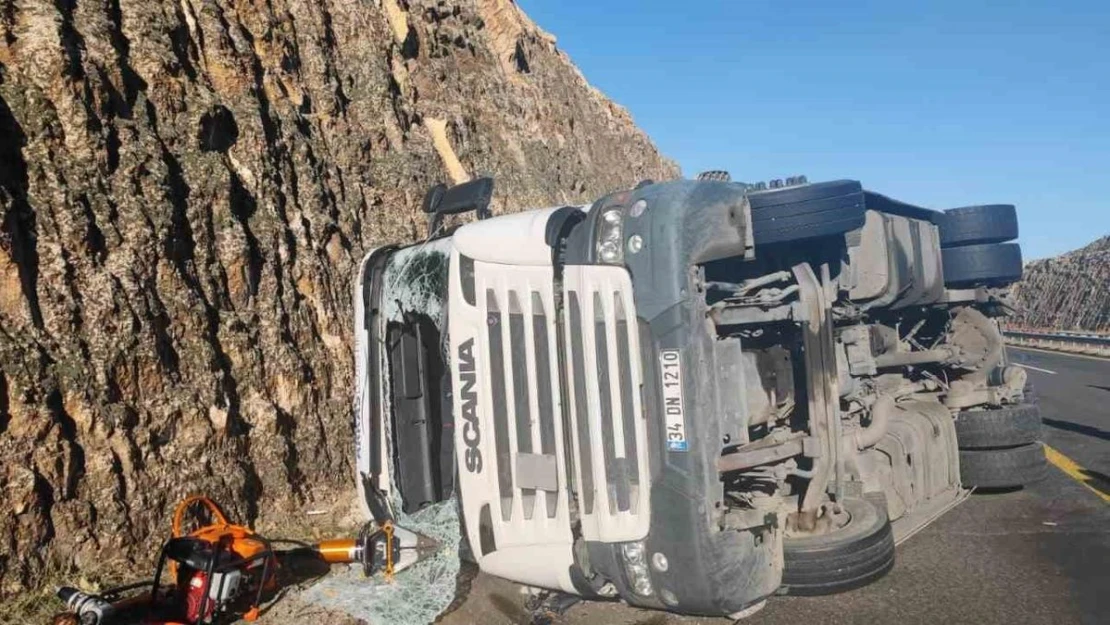 Şanlıurfa'da devrilen tırın sürücüsü öldü