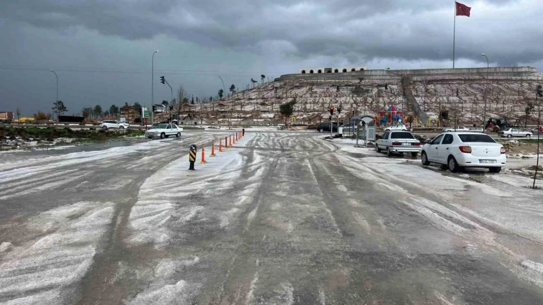 Şanlıurfa'da dolu yağışı sonrası şehir beyaza büründü