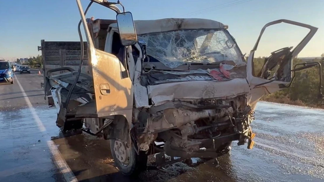 Şanlıurfa'da kamyonet tıra arkadan çarptı: 2 yaralı