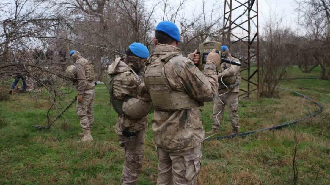 Şanlıurfa'da terör operasyonunda gözaltına alınan şüpheliler jandarmada