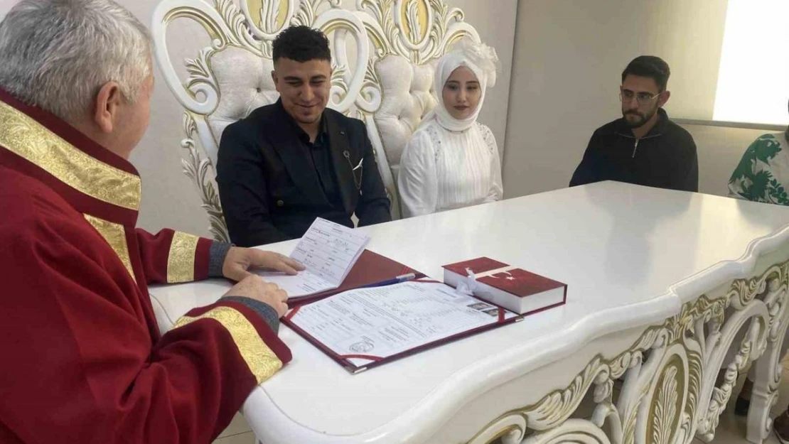 Şans eseri 29 Şubat'ta nikah masasına oturdular