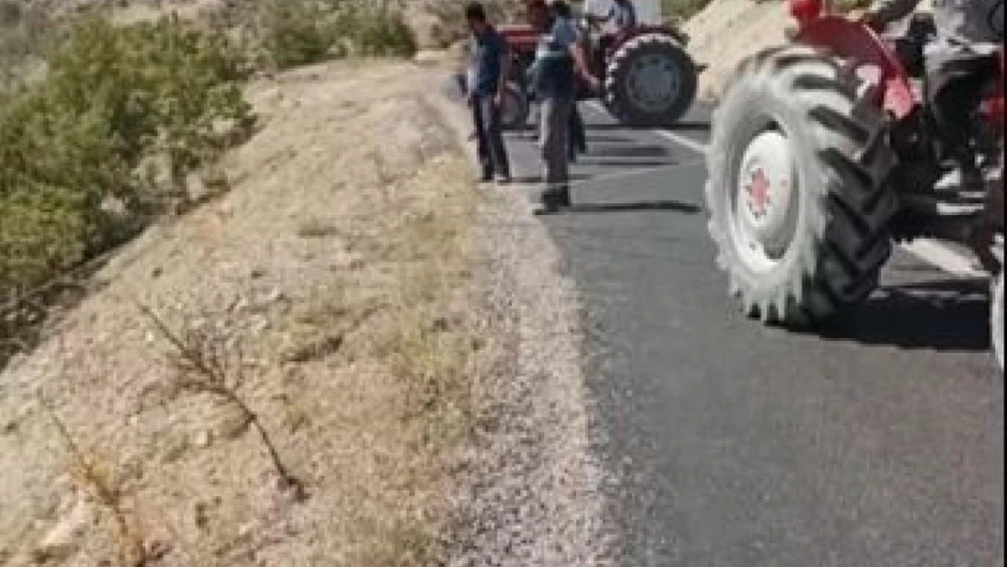 Şarampole uçan otomobil,  traktör ile çekilerek çıkarıldı