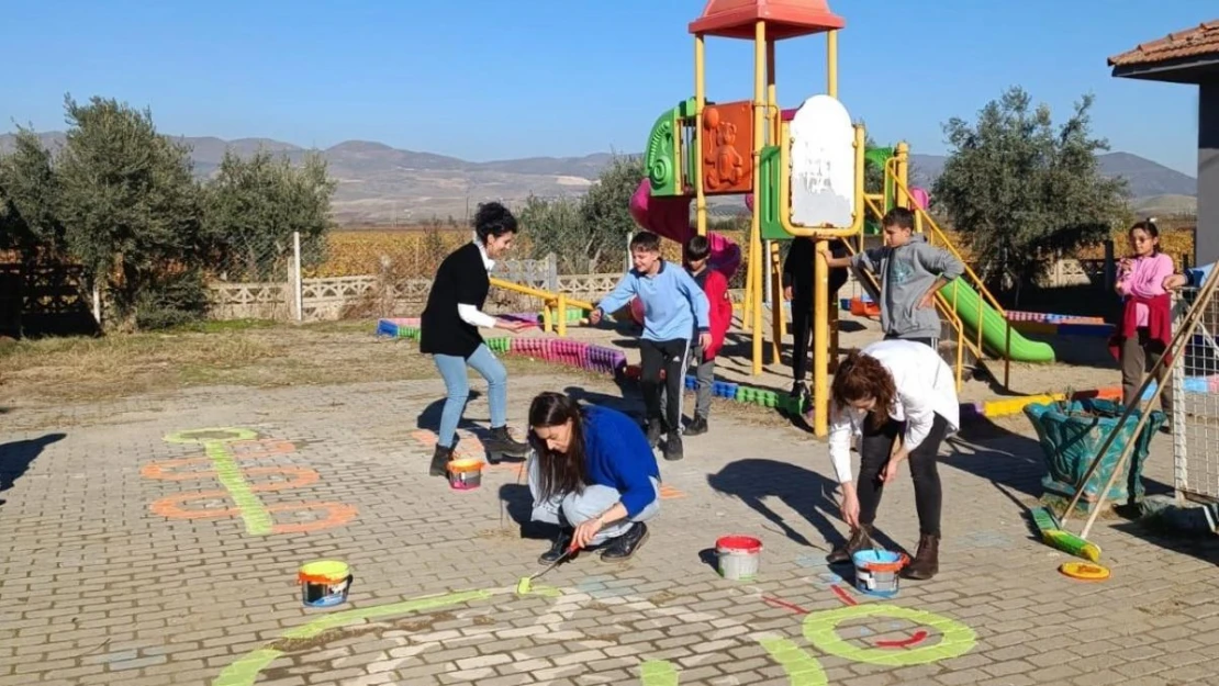 Sarıgöl'de geleneksel çocuk oyunları okul bahçesinde yaşatılıyor