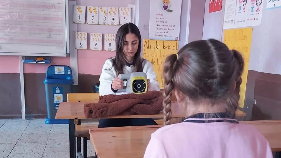 Sarıgöl'de öğrencilere göz sağlığı taraması devam ediyor