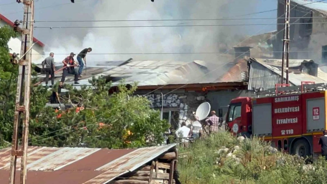 Sarıkamış'ta bir ev yanarak kül oldu