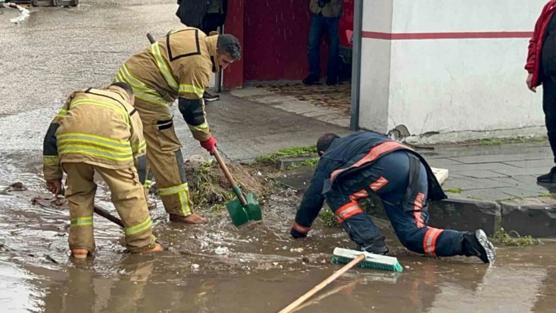 Sarıkamış'ta sağanak yağış hayatı olumsuz etkiledi