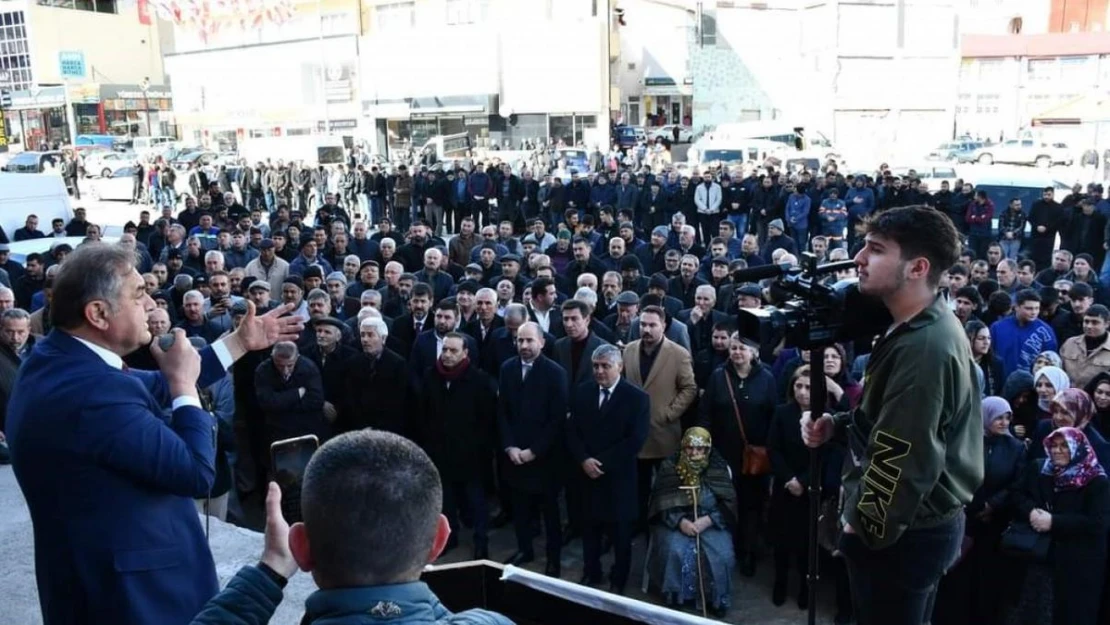 Seçim ofisi açılışı mitinge dönüştü