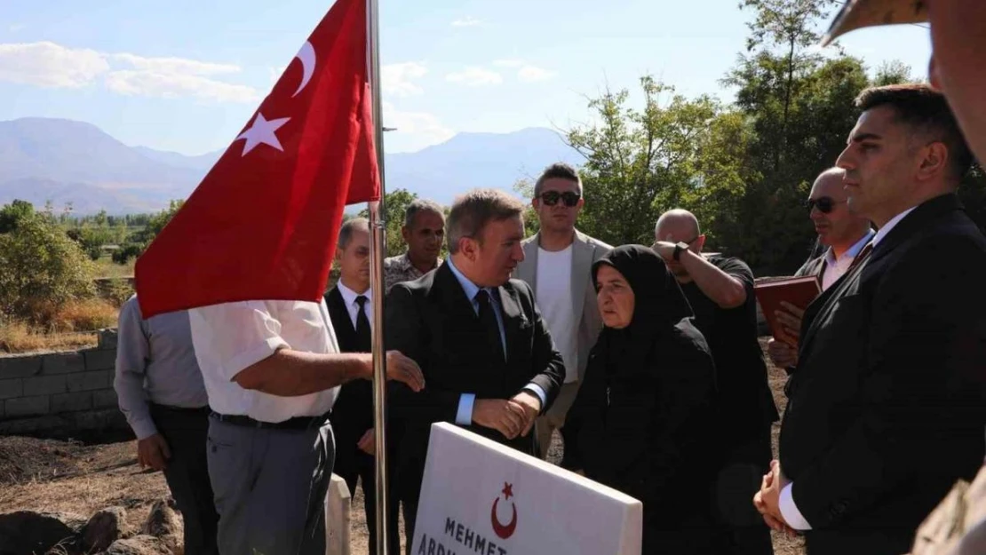 Şehit mezarına bayrak asma töreni düzenlendi