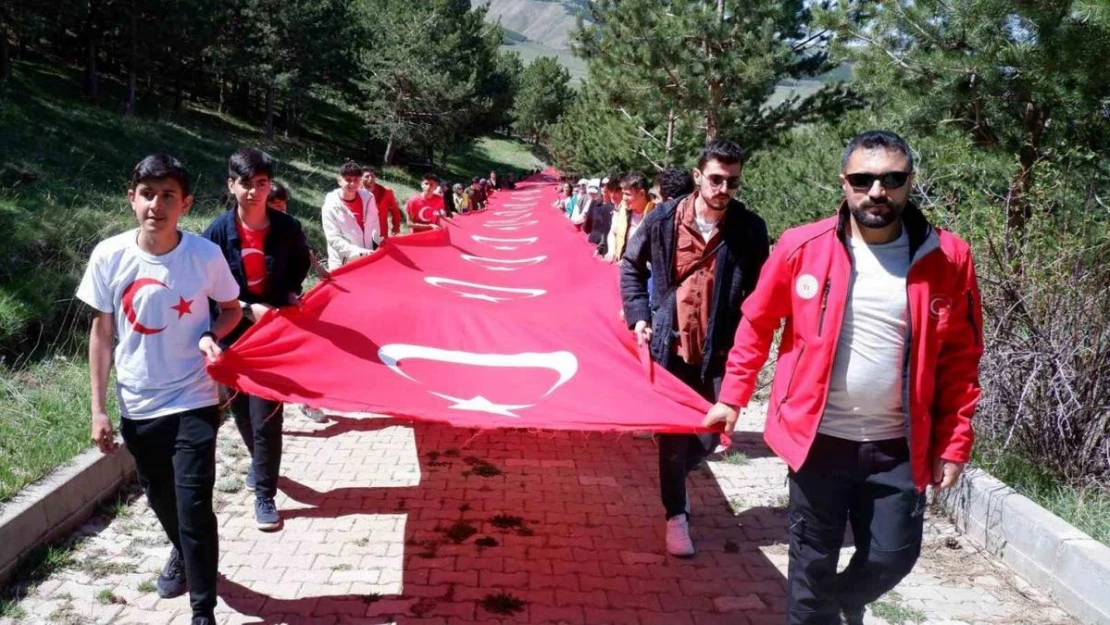 Şehitler için üç bin rakımlı tepeye çıktılar