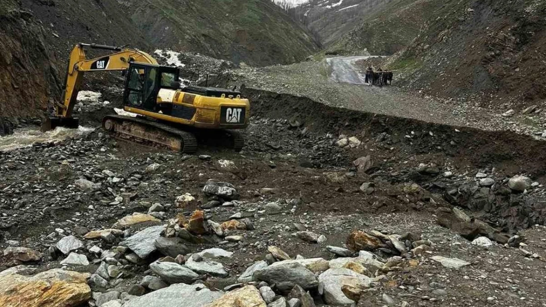 Sel felaketi köy yolunu ikiye ayırdı, ekipler hamile kadın için seferber oldu