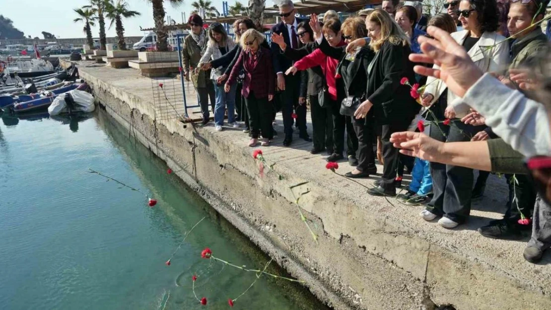 Selanik mübadillerinin Antalya'ya gelişinin 100'üncü yılında denize kırmızı karanfiller bırakıldı