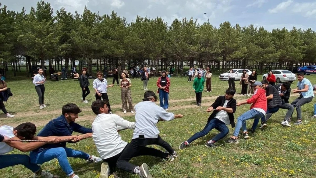 Selim'de liseli öğrenciler gönüllerince eğlendi