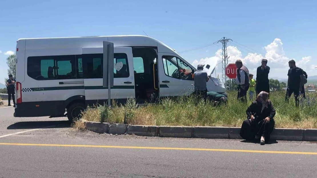 Selim'de minibüs orta refüje çıktı