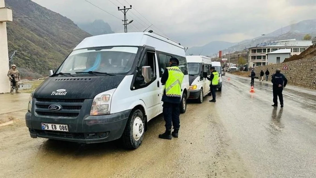 Şemdinli'de servis araçları denetlendi