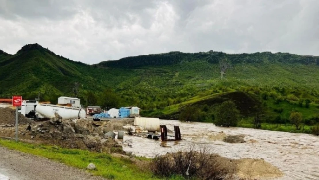 Şemdinli-Derecik karayolu ulaşıma kapatıldı