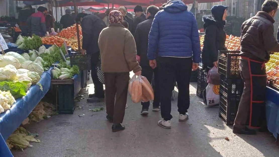 Semt pazarında yeni yıl yoğunluğu