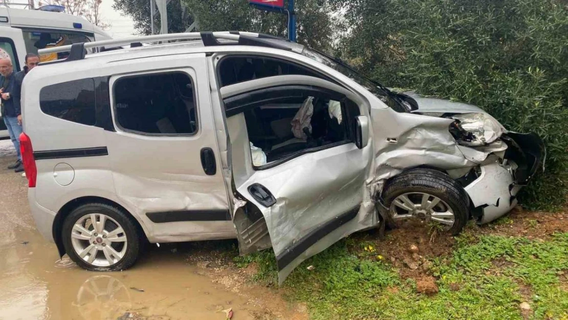 Serik'te iki otomobil çarpıştı, anne ve oğlu yaralandı