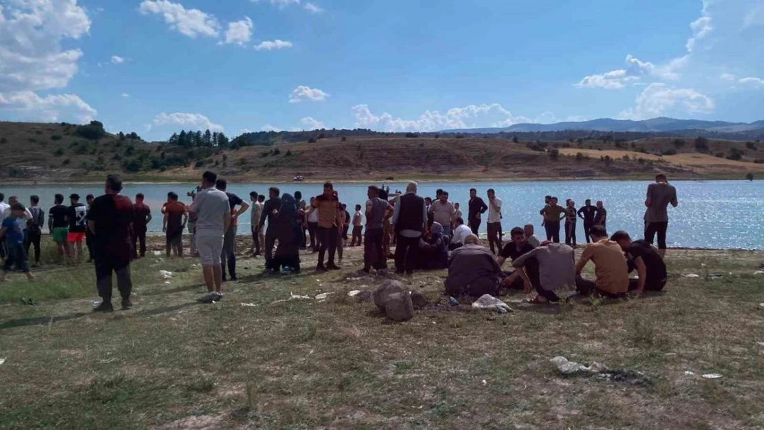 Serinlemek için baraja giren 3 kişi boğularak can verdi