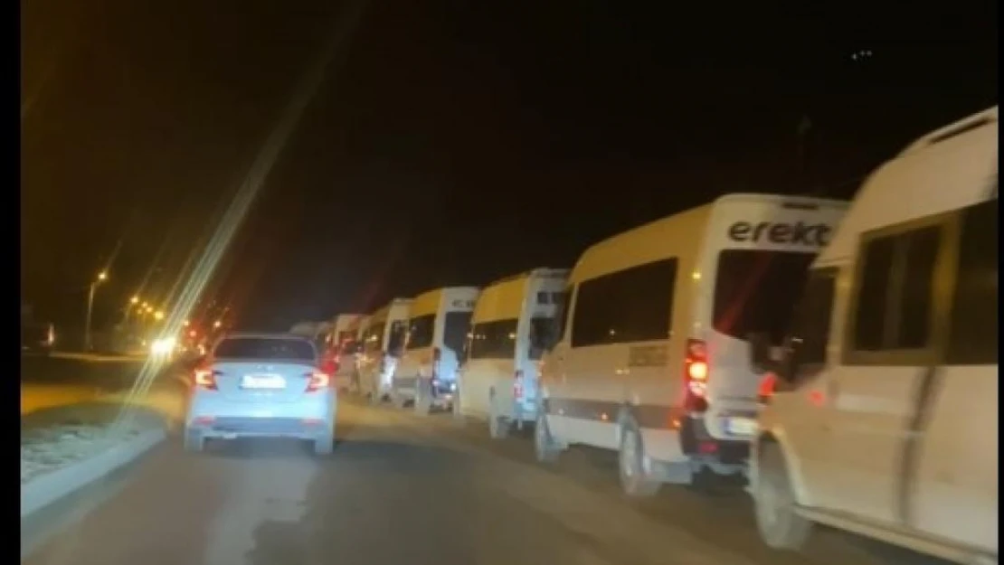 Servisçiler yol kapatma eylemi yaptı