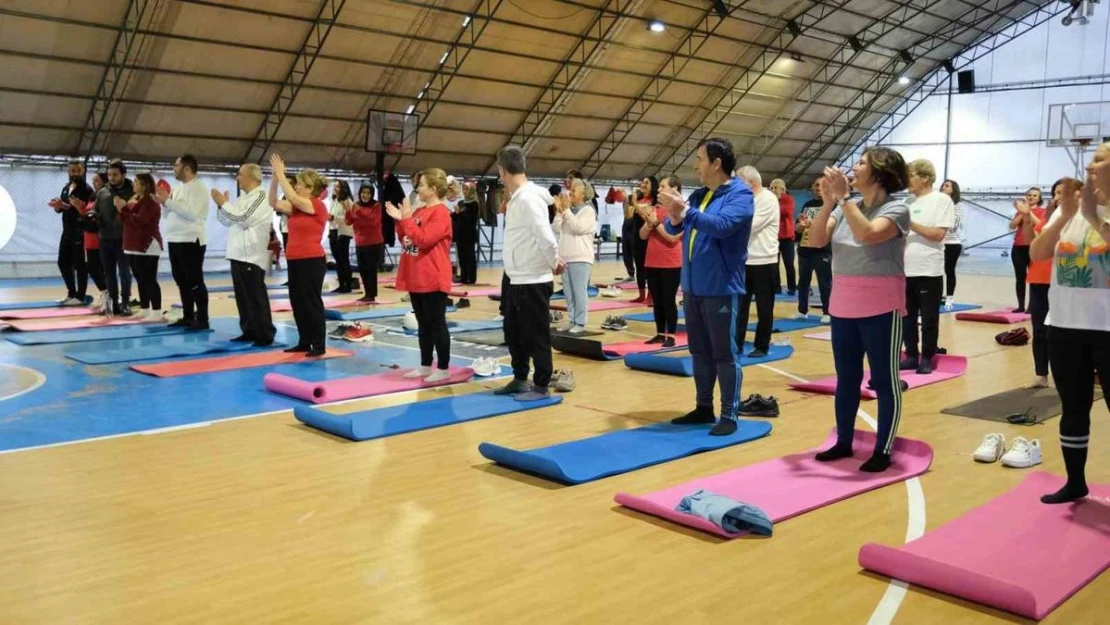 Sevgililer Günü'nde sevdikleriyle birlikte pilates yaptılar