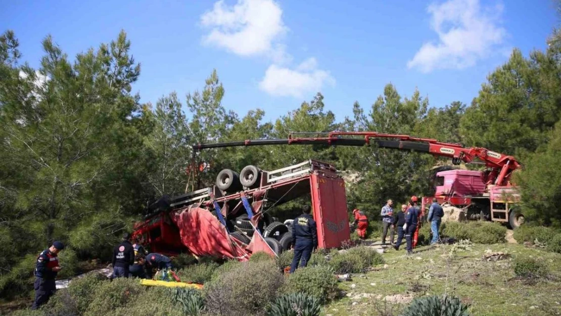 Seydikemer'de kamyonda sıkışan sürücü hayatını kaybetti