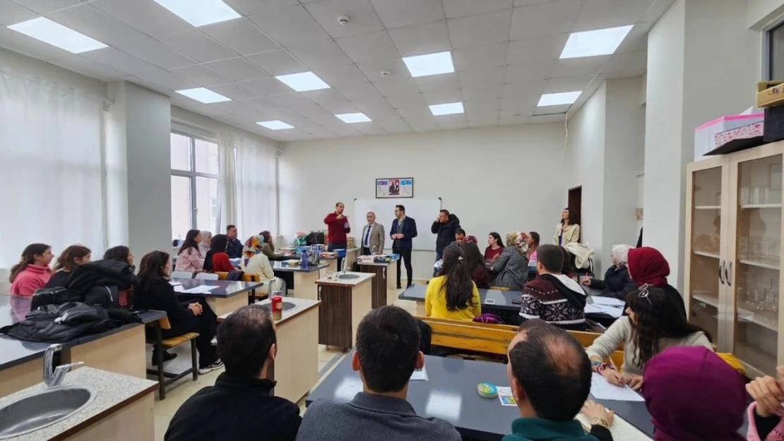 Seydikemer'de öğretmenlere zeka oyunları eğitimi verildi