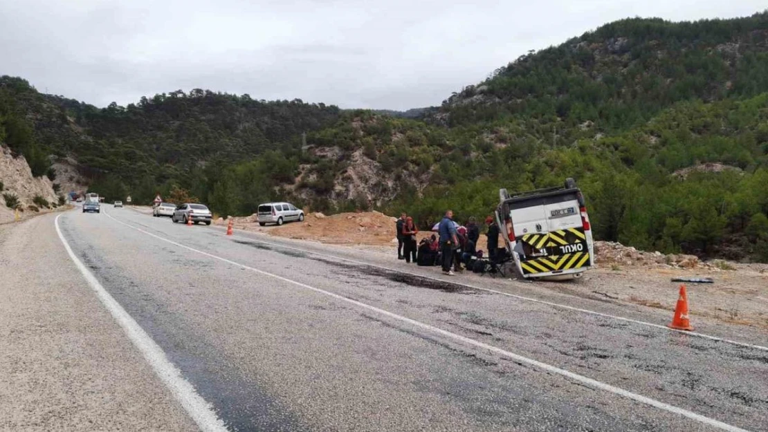 Seydikemer'de servis aracı devrildi: 9 yarlı