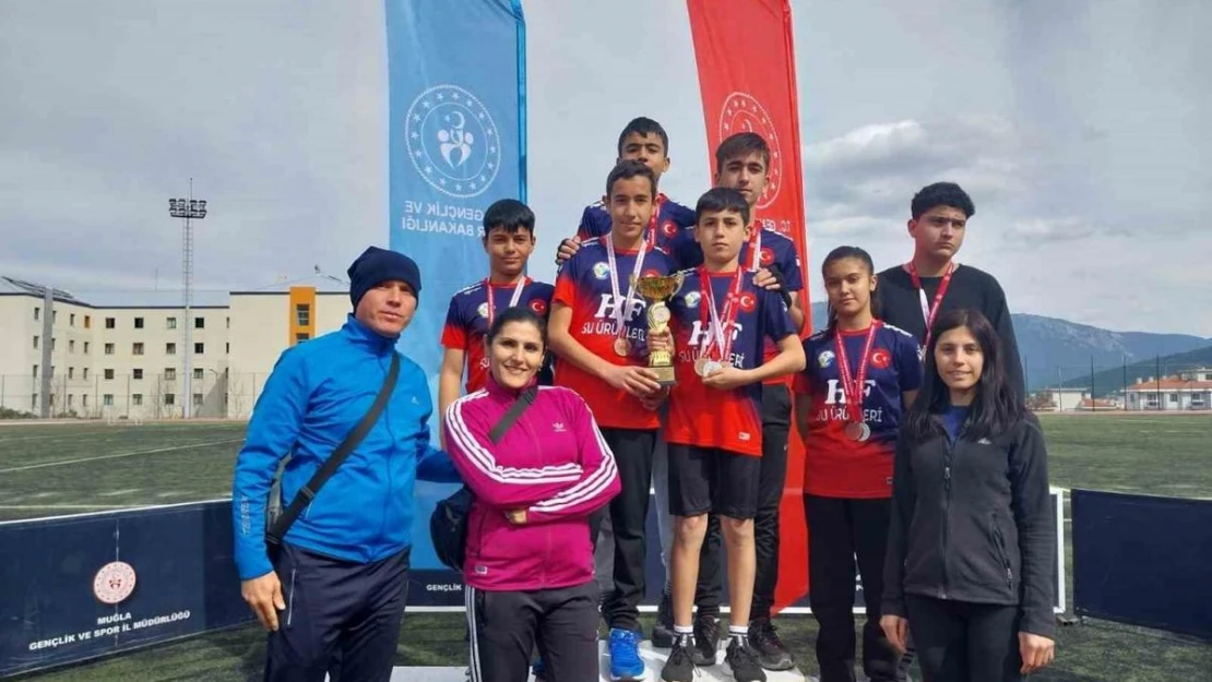 Seydikemer'deki okullar atletizm yarışmasında başarılı oldu