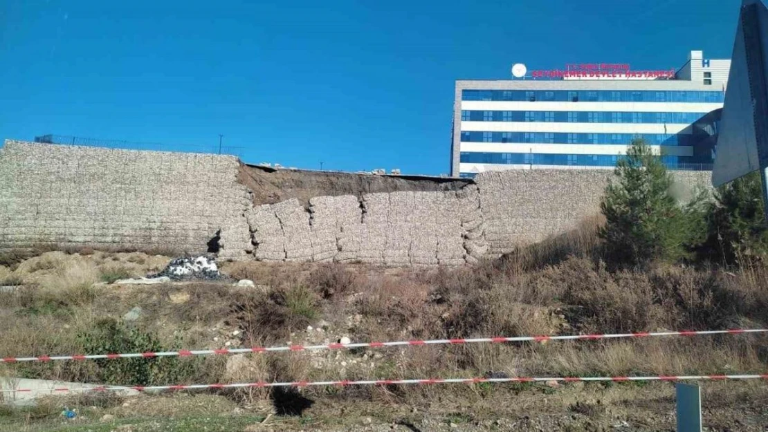 Seydikemer Devlet Hastanesi'nin istinat duvarı yıkıldı